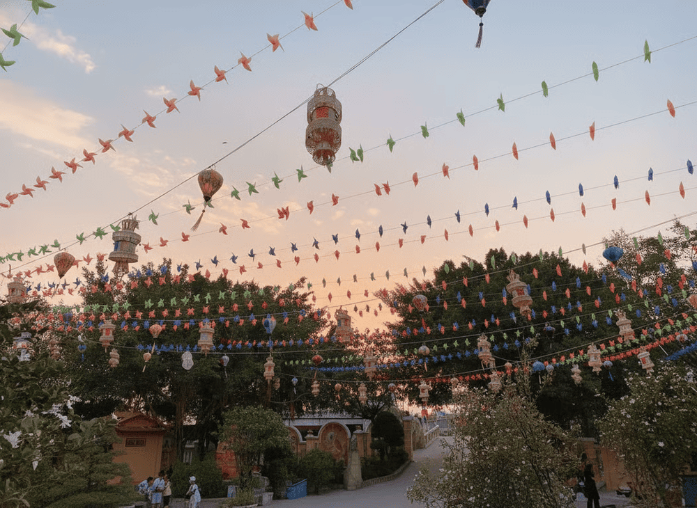 Khuôn viên chùa xanh mát và được trang trí đẹp mắt